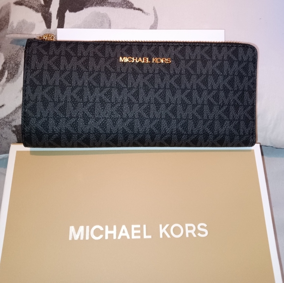 Michael Kors Jet Set Large Logo Quarter Zip Wallet - Picture 4 of 10